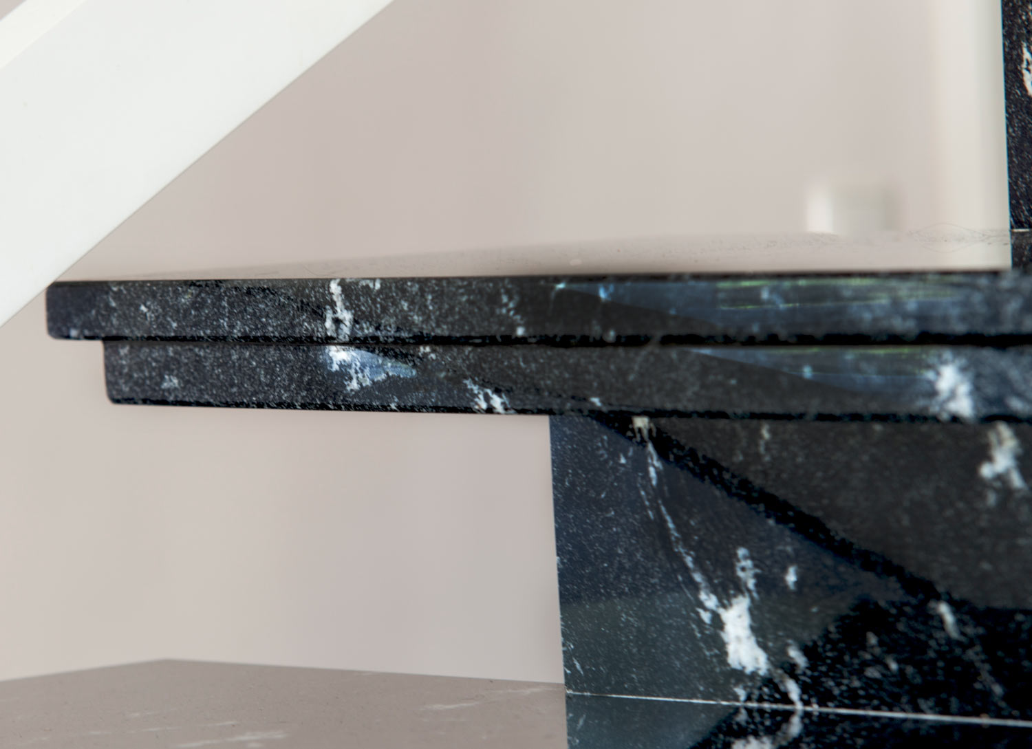schwarzer Granitbelag für Treppe
