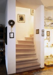 Treppe mit Teppich nach der Renovierung