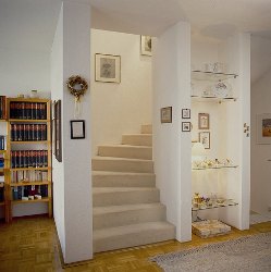 Treppe mit Teppich vor der Renovierung