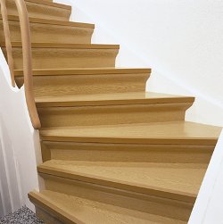 Holztreppe nach der Renovierung